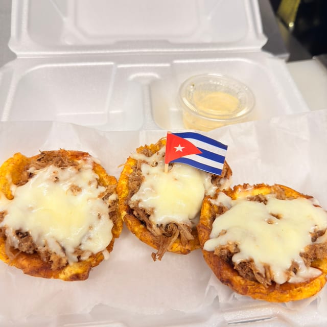 Tostones Rellenos (3 pcs).